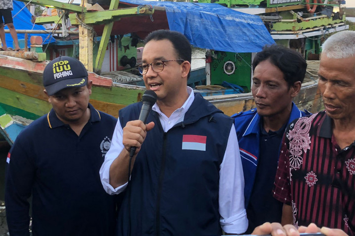 Calon presiden (capres) nomor urut 1 Anies Baswedan menerima lima aspirasi dari kelompok nelayan di Kecamatan Kronjo, Kabupaten Tangerang, Banten, saat melakukan kampanye di daerah tersebut, Sabtu, 2 November 2023.