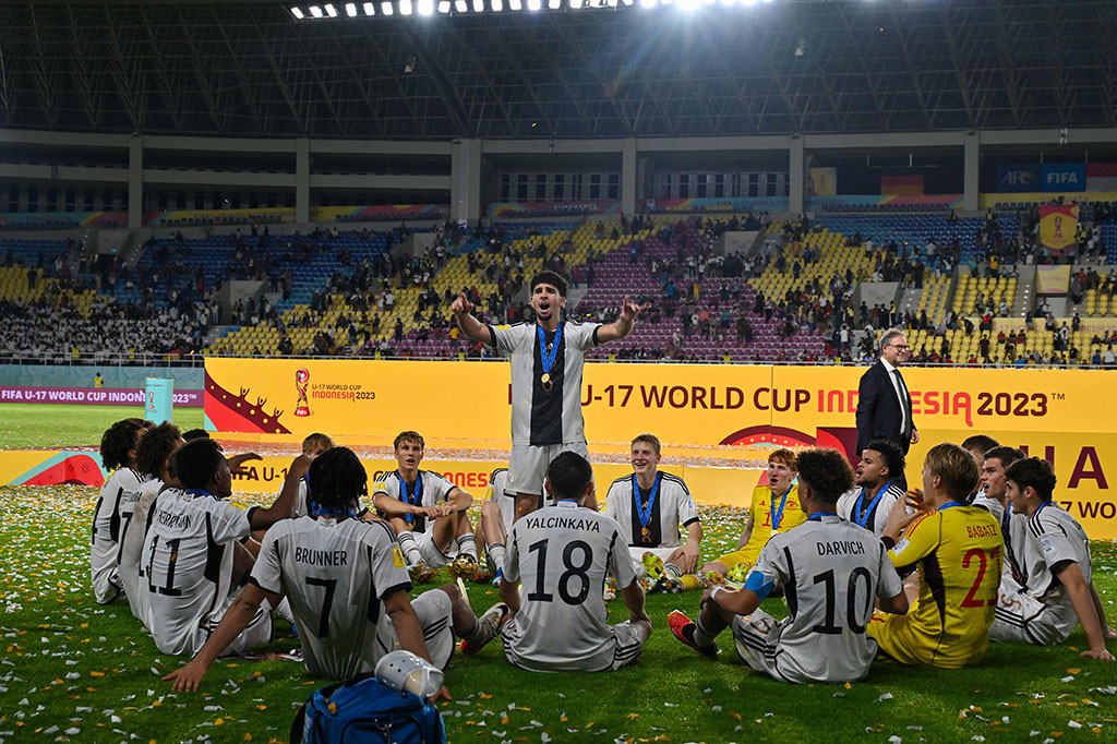 Begitu memasuki duel adu penalti, Jerman menunjukkan kematangannya. Tiga penendang Prancis gagal menceploskan bola. Die Mannschaft unggul 4-3. Brunner satu-satunya eksekutor yang gagal menceploskan bola ke gawang Prancis.