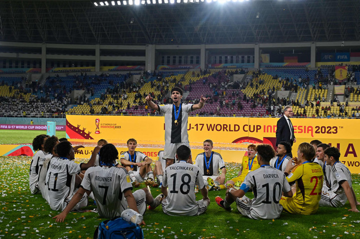 Begitu memasuki duel adu penalti, Jerman menunjukkan kematangannya. Tiga penendang Prancis gagal menceploskan bola. Die Mannschaft unggul 4-3. Brunner satu-satunya eksekutor yang gagal menceploskan bola ke gawang Prancis.