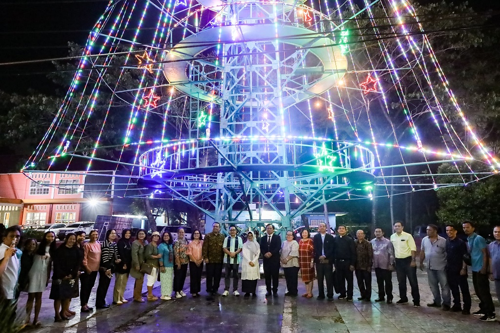 Pohon Terang melambangkan hati yang terang dan jernih serta kedamaian umat manusia, khususnya di Kota Pematang Siantar.