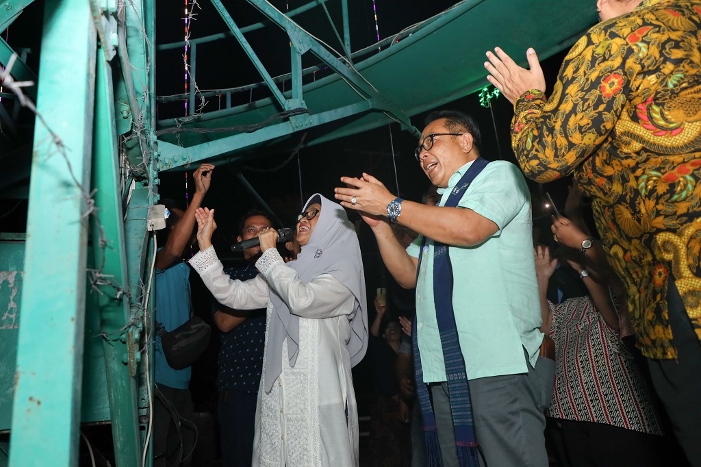 Menandakan masyarakat Kota Pematang Siantar siap menyambut perayaan Natal, Wali Kota Pematang Siantar Susanti Dewayani bersama Ketua Umum Panitia Natal Oikumene Kota Pematang Siantar Astronout Nainggolan menyalakan pohon terang, di Jalan Gereja Pematang Siantar, Sumatra Utara, Sabtu, 2 Desember 2023. Penyalaan Pohon Terang tertinggi di Asia Tenggara itu merupakan rangkaian perayaan Natal Oikumene dan akan dirangkai dengan sejumlah kegiatan lainnya.