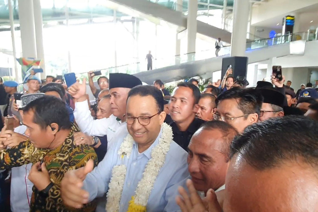 Calon presiden (capres) nomor urut 1 Anies Baswedan tiba di Bandar Udara (Bandara) Internasional Kualanamu, Deli Serdang, Sumatra Utara (Sumut), untuk berkampanye di Sumut, Sabtu, 3 Desember 2023. Kedatangan Anies disambut puluhan emak-emak.