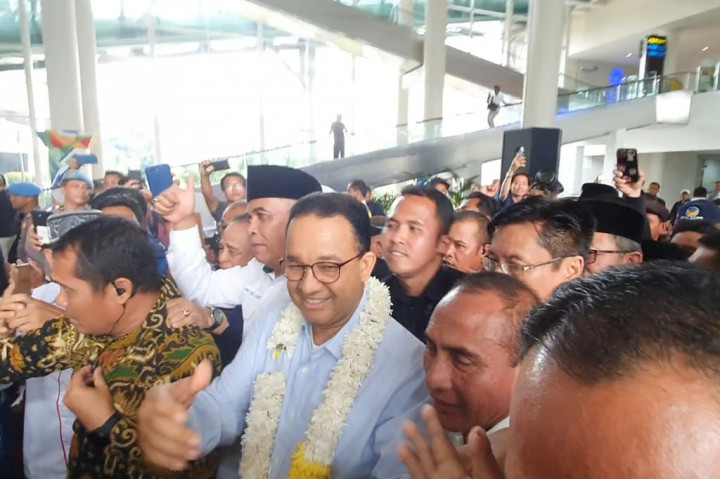 Calon presiden (capres) nomor urut 1 Anies Baswedan tiba di Bandar Udara (Bandara) Internasional Kualanamu, Deli Serdang, Sumatra Utara (Sumut), untuk berkampanye di Sumut, Sabtu, 3 Desember 2023. Kedatangan Anies disambut puluhan emak-emak.