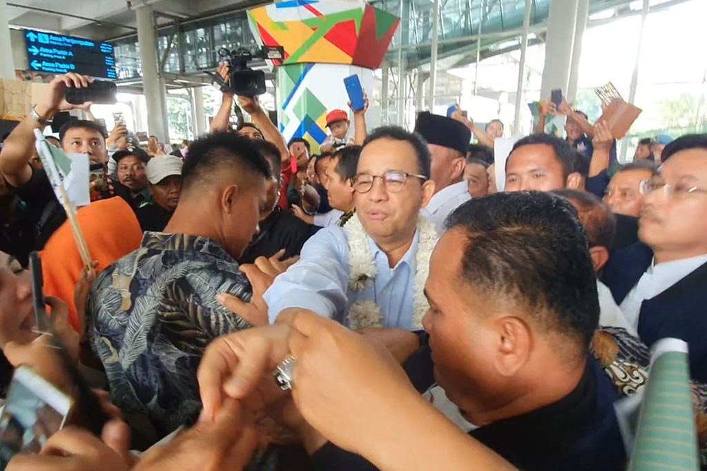 Pantauan Medcom.id, kedatangan Anies pukul 10.00 WIB disambut puluhan relawan di Bandara Internasional Kualanamu. Mayoritas dari mereka merupakan emak-emak.