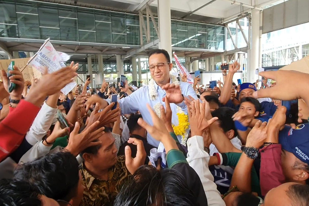 Para relawan menyuarakan yel-yel tersebut secara kompak. Mereka juga membawa pengeras suara.