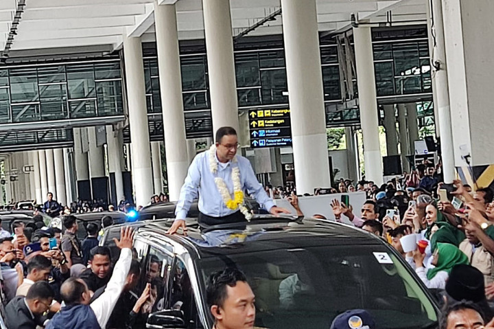 Ketua Tim Kampanye Daerah (TKD) AMIN Edy Rahmayadi juga hadir menyambut Anies. Kemeriahan tak terelakan mengiringi hingga Anies naik mobil.