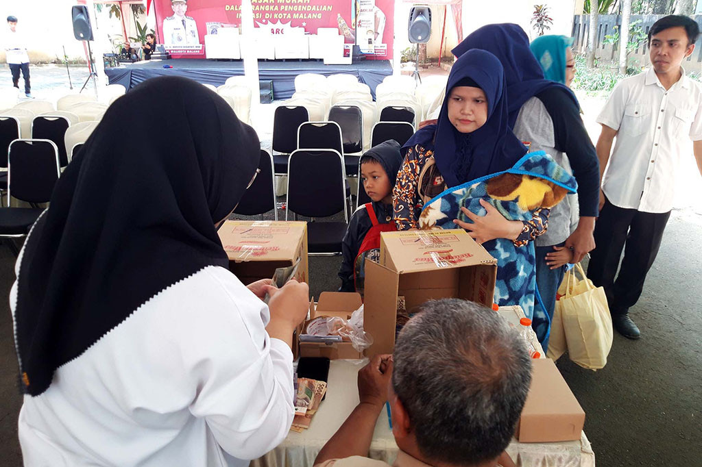 Kepala Dinas Koperasi Perindustrian dan Perdagangan Kota Malang Eko Sri Yuliadi, mengatakan pasar murah sempat menggelontor 2.075 paket per kecamatan. Totalnya di lima kecamatan sebanyak 10.375 paket dengan subsidi senilai Rp1 miliar dalam program pengendalian inflasi.