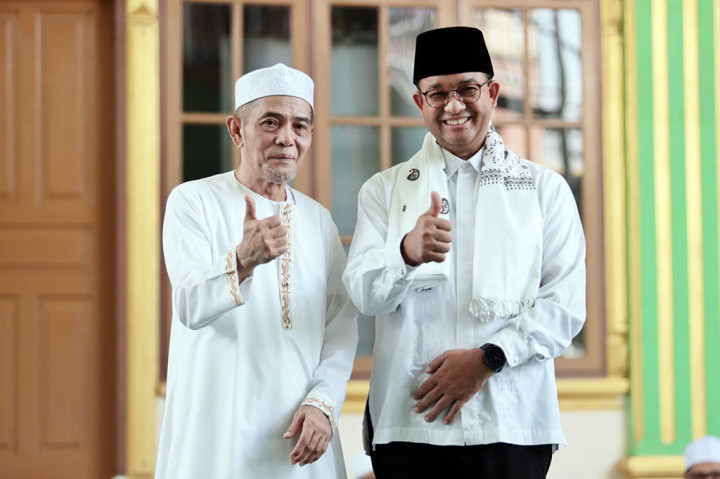 “Izinkan kami mengungkapkan syukur alhamdulillah di hari yang penuh berkah ini, bisa bersama tiba di tempat yang ini, kami merasa seperti kembali ke pelukan ayah yang sayang dengan anaknya,” ucap Anies