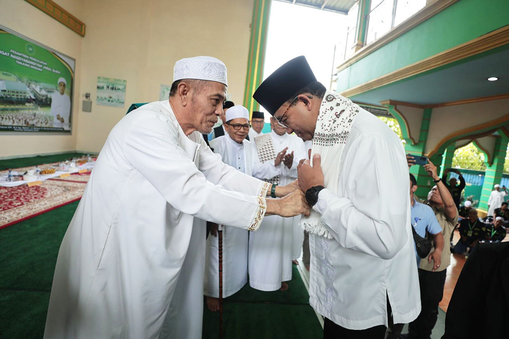 Calon Presiden nomor urut 1 Anies Baswedan mengawali kunjungannya ke Sumatera Utara dengan bersilaturahmi sekaligus menghadiri Haul Guru ke-21 Saidi Syekh H. Amir Damsar Syarif Alam di Pesantren Persulukan Thariqat Naqsyabandiyah Jabal Qubis, Tanjung Merawa, Deli Serdang, Minggu, 3 Desember 2023.