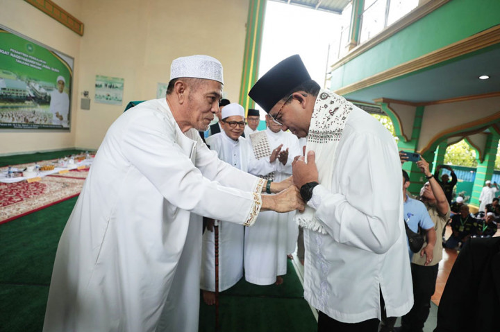 Calon Presiden nomor urut 1 Anies Baswedan mengawali kunjungannya ke Sumatera Utara dengan bersilaturahmi sekaligus menghadiri Haul Guru ke-21 Saidi Syekh H. Amir Damsar Syarif Alam di Pesantren Persulukan Thariqat Naqsyabandiyah Jabal Qubis, Tanjung Merawa, Deli Serdang, Minggu, 3 Desember 2023.