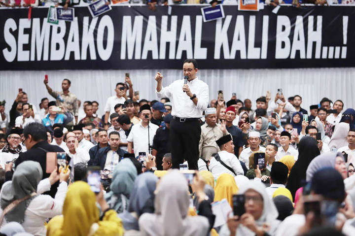 Calon presiden (capres) nomor urut 1 Anies Baswedan mengungkapkan dua janji dalam 100 hari kerja pertama pasangan Anies Baswedan-Muhaimin Iskandar (AMIN). Pertama menekan harga kebutuhan pokok agar stabil dan terjangkau.