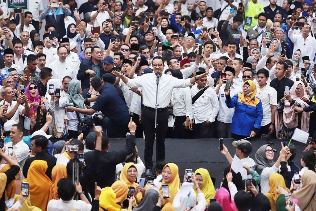 “Kita ingin kebutuhan pokok terjangkau itu adalah prioritas utama. bahkan kami merencanakan dalam 100 hari pertama ada tim khusus yang tugasnya adalah untuk menurunkan harga-harga kebutuhan pokok, sehingga langsung rakyat akan merasakan perubahan,” ucap Anies di GOR Pancing, Deli Serdang, Sumatra Utara, Minggu, 3 Desember 2023.