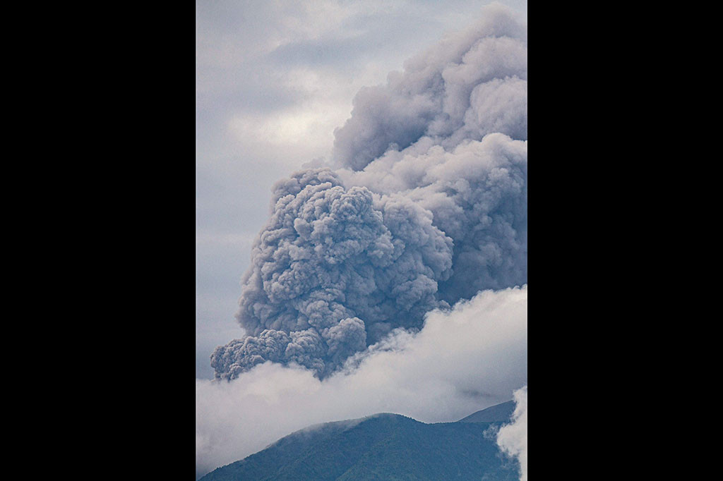 Kepala Badan Geologi PVMBG Hendra Gunawan dalam keterangannya di Jakarta, Minggu, menyampaikan, erupsi terjadi pada pukul 14.54 WIB dengan tinggi kolom abu teramati kurang lebih 3.000 meter di atas puncak (sekitar 5.891 di atas permukaan laut).