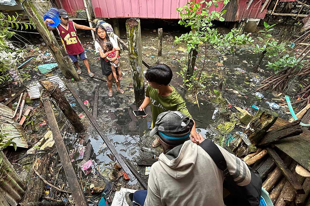 Gempa dahsyat tersebut terjadi di lepas pantai Pulau Mindanao pada kedalaman 32 kilometer (20 mil) dan diikuti oleh empat gempa susulan besar dengan kekuatan melebihi 6,0 selama beberapa jam hingga Minggu, kata Survei Geologi AS.