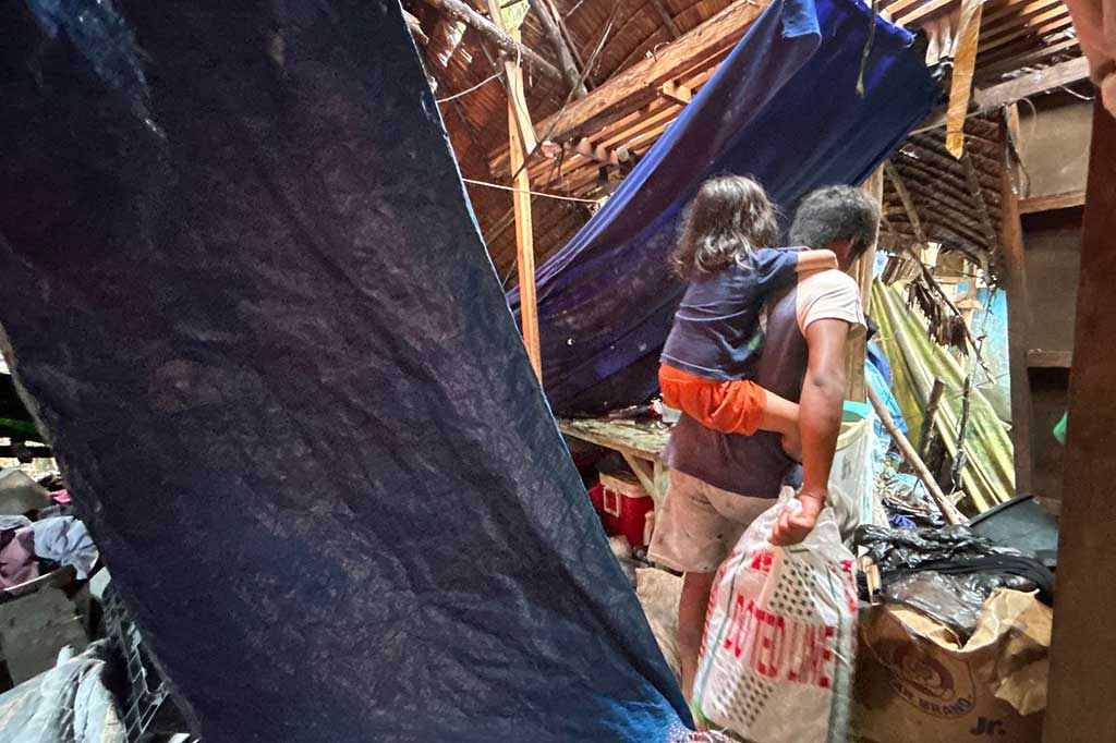Gempa awal tersebut memicu peringatan tsunami di seluruh wilayah Pasifik dan menyebabkan penduduk di sepanjang pantai timur Mindanao meninggalkan rumah. Petugas juga mengevakuasi pasien di rumah sakit untuk mencari tempat perlindungan yang lebih tinggi.