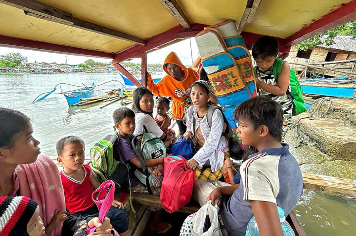 Seorang pria berusia 30 tahun meninggal di Kota Bislig, di Provinsi Surigao del Sur, ketika tembok di dalam rumahnya runtuh menimpa dirinya, kata pejabat bencana setempat Pacifica Pedraverde. “Seorang wanita hamil juga tewas di Kota Tagum di Provinsi Davao del Norte, “ kata badan bencana nasional, tanpa memberikan rincian.
