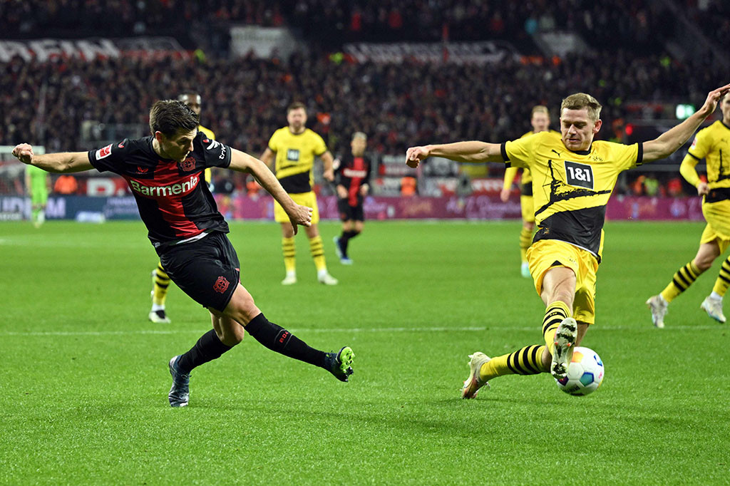 Bayer Leverkusen mempertahankan rekor tak terkalahkan di liga musim ini setelah mengimbangi Borussia Dortmund dalam lanjutan Bundesliga yang digelar Minggu, 3 Desember 2023. Die Werkself mengimbangi Die Schwarzgelben dengan skor 1-1.