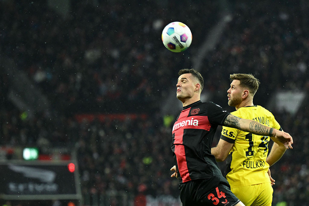 Kebobolan gol cepat membuat Leverkusen semakin agresif menyerang. Sejumlah peluang didapat Exequiel Palacios, Granit Xhaka, dan Alex Grimaldo masih bisa dihalau Gregor Kobel.