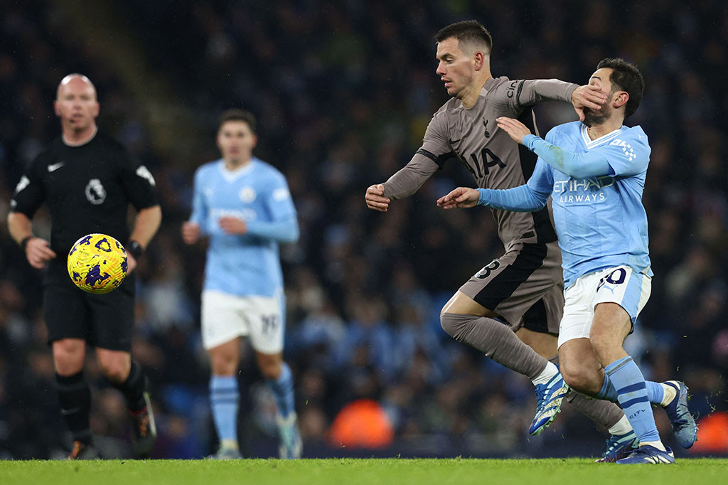 City dan Spurs sama-sama mengusung permainan terbuka, jual-beli serangan pun tak terhindarkan. Spurs bisa membuka skor lebih dulu lewat aksi Son Heung Min memanfaatkan umpan Dejan Kulusevski.