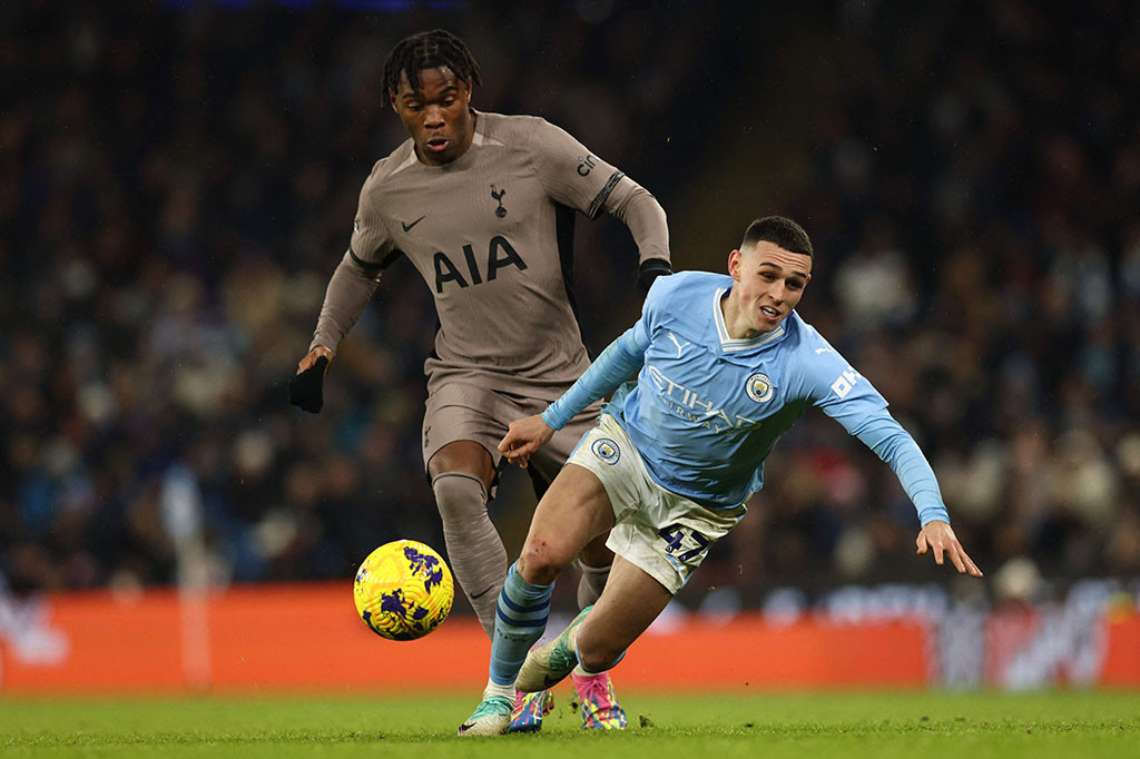 Manchester City harus rela bermain imbang dengan Tottenham Hotspur dalam lanjutan Premier League yang digelar Minggu, 3 Desember 2023. The Cityzen diimbangi The Lilywhites dengan skor 3-3.