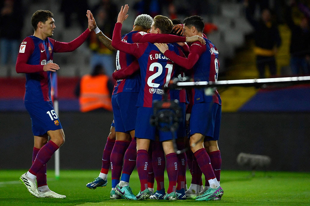 Barca meneruskan momentum mereka ke babak kedua. Bahkan, tuan rumah hampir menambah gol pada menit ke-58 andai tembakan Raphinha tak membentur mistar.