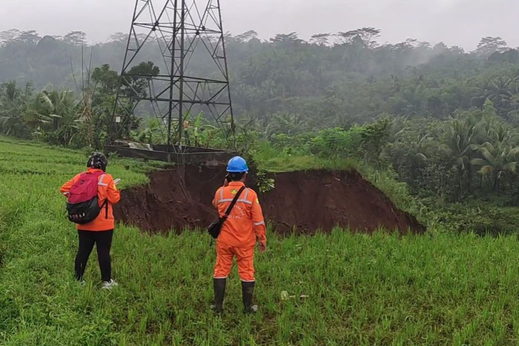 Hujan deras yang mengguyur sejak Minggu, 3 Desember 2023 sore kemarin, membuat tebing setinggi lebih dari 7 meter longsor dan menutup jalur kereta api dari Jakarta tujuan Yogyakarta. Akibat peristiwa ini, 12 perjalanan kereta api, terpaksa dialihkan melalui jalur utara, hingga menunggu perbaikan jalur selesai dilakukan.