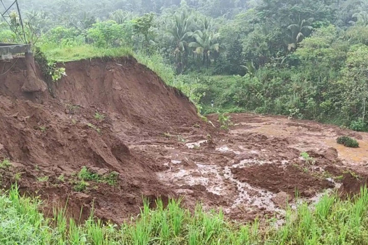Peristiwa longsornya tebing setinggi 7 meter ini terjadi di Desa Gununglurah, Kecamatan Cilongok, Banyumas, Jawa Tengah, Senin, 4 Desember 2023. 2 jalur kereta api dari Jakarta tujuan Yogyakarta tertutup longsor di kedua sisinya.