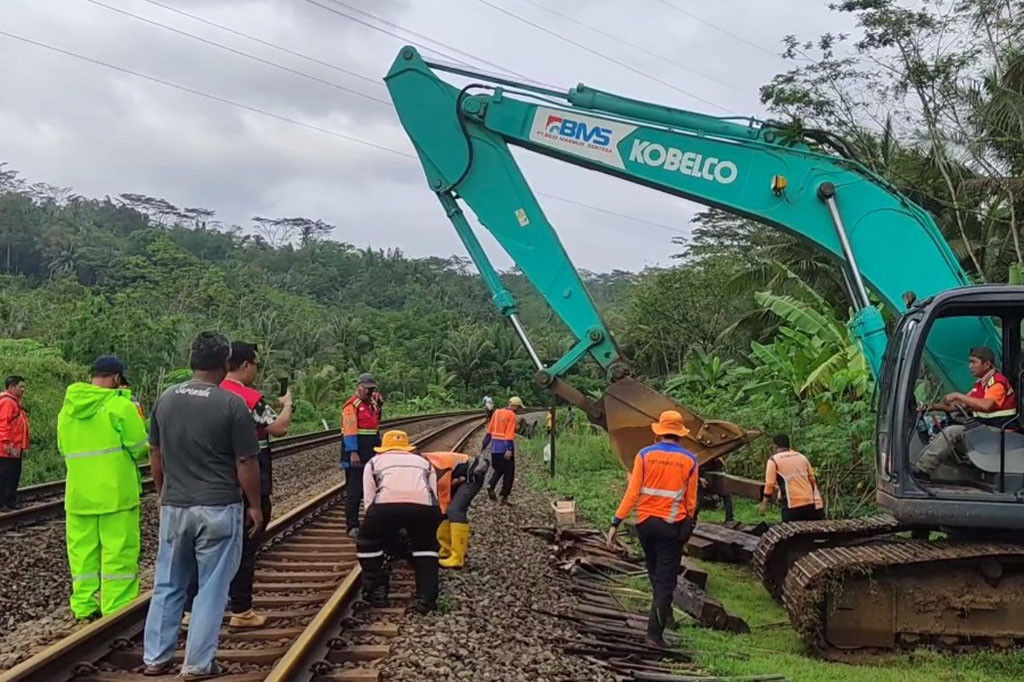 Saat ini, alat berat telah dikerahkan dilokasi longsoran untuk menyingkirkan material tanah. Petugas baru memprediksi pembersihan material longsoran bisa selesai pada sore nanti.