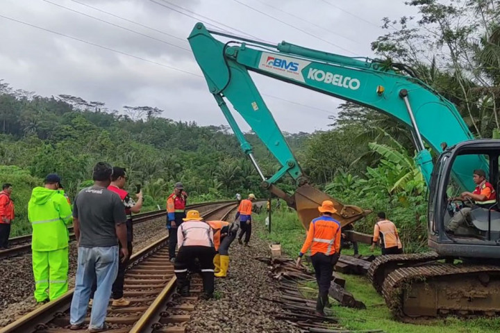 Saat ini, alat berat telah dikerahkan dilokasi longsoran untuk menyingkirkan material tanah. Petugas baru memprediksi pembersihan material longsoran bisa selesai pada sore nanti.