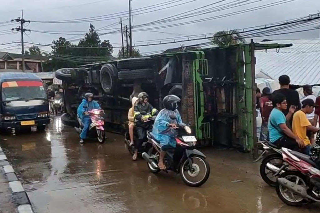 Kejadian ini berawal ketika truk ekspedisi dengan nopol M 8875 UG yang dikemudikan Zainul Hopi, 37 tahun warga Bangkalan Madura, melaju dari arah Jakarta ke Surabaya.