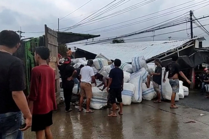 Tepat di ruas Jalan Babat, jalan poros Lamongan, Jawa Timur, truk ekspedisi mengalami selip ban, akibat jalananan licin usai diguyur hujan. Setelah selip, truk hilang kendali dan oleng ke kanan naik ke median jalan hingga akhirnya terguling. Sebelum terguling, truk juga sempat menabrak warung dan mobil pick up yang berlawanan arah.