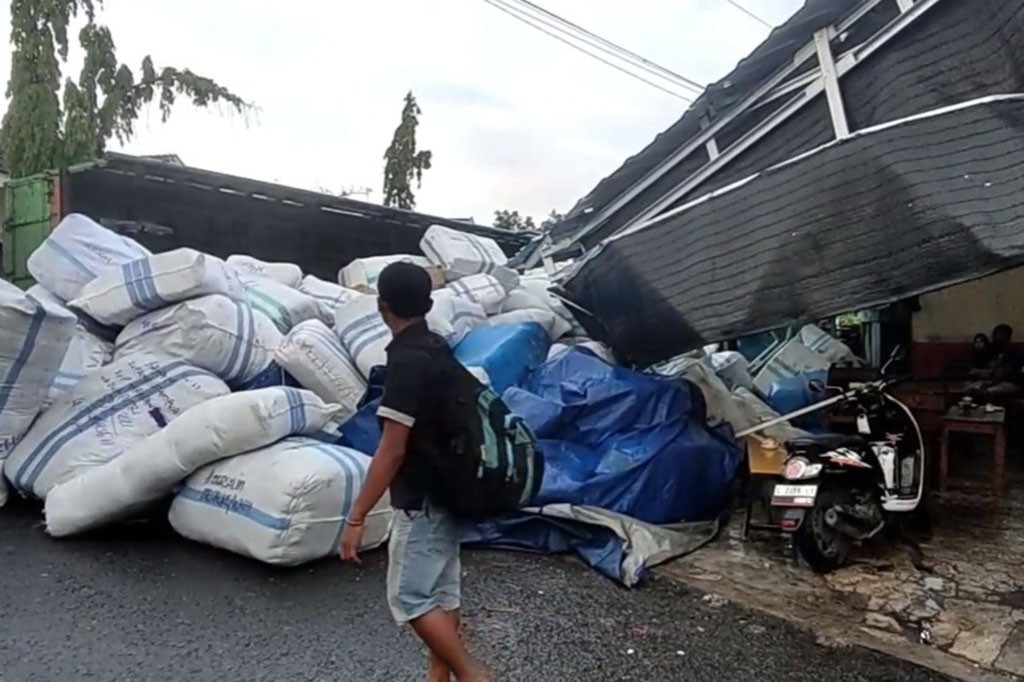 Tergulingnya truk ini, menyebabkan muatan truk berupa barang-barang paket tumpah ke jalanan. Tidak ada korban jiwa dalam kecelakaan ini, namun jalur poros pantura Lamongan menjadi macet parah akibat truk menutup seluruh badan jalan. Arus lalu lintas kembali normal, setelah truk ekspedisi yang terguling berhasil dievakuasi.