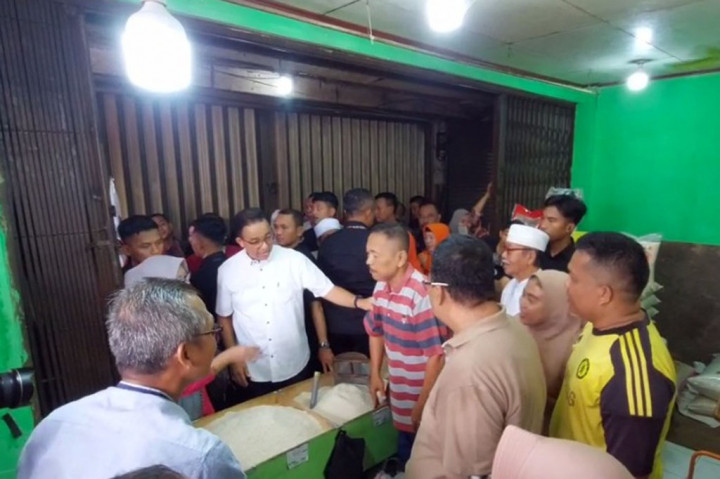 Calon presiden (Capres) nomor urut 1 Anies Baswedan mengunjungi Pasar Baru di Kabupaten Karawang, Jawa Barat. Dalam kunjungannya Anies Baswedan berdialog langsung dengan para pedagang yang mengeluhkan tingginya kebutuhan-kebutuhan pokok saat ini.