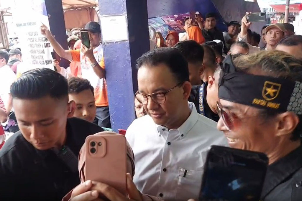 Dalam kesempatan ini capres Anies Baswedan berdialog langsung dengan sejumlah pedagang di pasar tersebut. Para pedagang mengeluhkan masih tingginya harga-harga kebutuhan pokok saat ini, sehingga berpengaruh pada penurunan omset.
