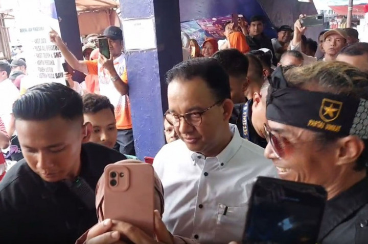 Dalam kesempatan ini capres Anies Baswedan berdialog langsung dengan sejumlah pedagang di pasar tersebut. Para pedagang mengeluhkan masih tingginya harga-harga kebutuhan pokok saat ini, sehingga berpengaruh pada penurunan omset.