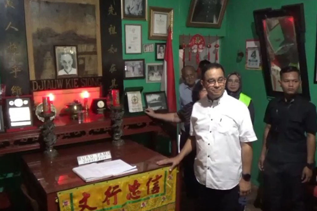 Calon presiden (capres) nomor urut 1 Anies Baswedan mengunjungi rumah sejarah di Rengasdengklok, Kabupaten Karawang, Jawa Barat, Senin, 4 Desember 2023. Dalam kunjungannya, Anies disambut antusias oleh warga sekitar.