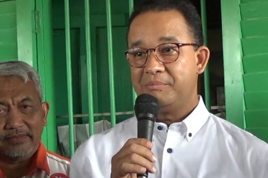 Dalam kunjungannya,selain melihat langsung kondisi rumah sejarah, anies baswedan juga berbincang-bincang dengan cucu pemilik rumah sejarah tersebut.