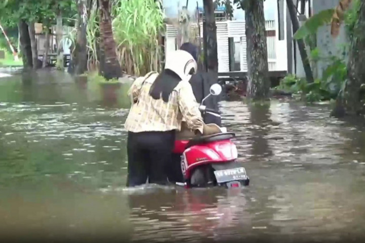 Akibat hujan deras dengan intensitas tinggi, membuat sejumlah wilayah di kota Sampit, kabupaten Kotawaringin Timur, Kalimantan Tengah, terendam banjir hingga menggenangi beberapa ruas jalan dan merendam puluhan rumah, Senin, 4 Desember 2023.