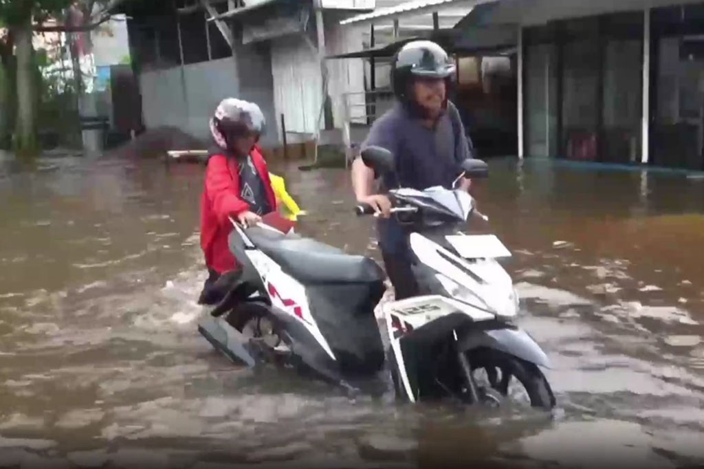Hujan deras dengan intensitas tinggi disertai petir, yang terjadi sejak tadi malam pukul 23.00 WIB hingga pukul 02.00 WIB, berdampak pada terendamnya beberapa ruas jalan dan puluhan rumah di kota Sampit.