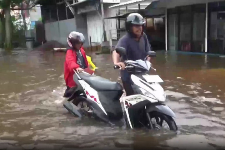 Hujan deras dengan intensitas tinggi disertai petir, yang terjadi sejak tadi malam pukul 23.00 WIB hingga pukul 02.00 WIB, berdampak pada terendamnya beberapa ruas jalan dan puluhan rumah di kota Sampit.