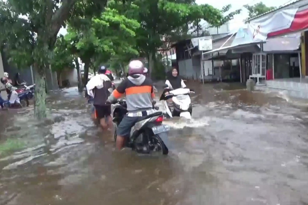Tidak sedikit pengendara sepeda motor yang melintas dijalan yang terendam banjir, terpaksa harus mendorong kendaraannya, karena sepeda motor tiba-tiba mati.