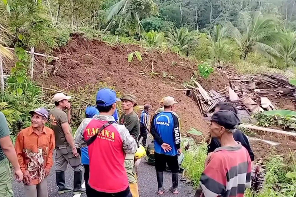 Bencana tanah longsor yang mengakibatkan korban jiwa kembali terjadi di Banyumas, Jawa Tengah, Senin, 4 Desember 2023. Satu keluarga yang tengah berlindung akibat hijan deras tertimbun longsor, 1 di antara tewas karena tidak bisa menyelamatkan diri saat longsor terjadi.