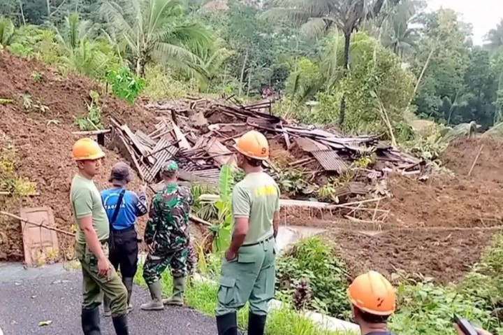 Bencana tanah longsor ini terjadi di Desa Klinting, Kecamatan Somagede, Banyumas, Jawa Tengah. Satu keluarga yang terdiri 6 jiwa, yang tengah berlindung saat hujan deras mengguyur wilayah ini sejak minggu terimpa longsoran tebing setinggi lebih dari 7 meter, pada senin dini hari.