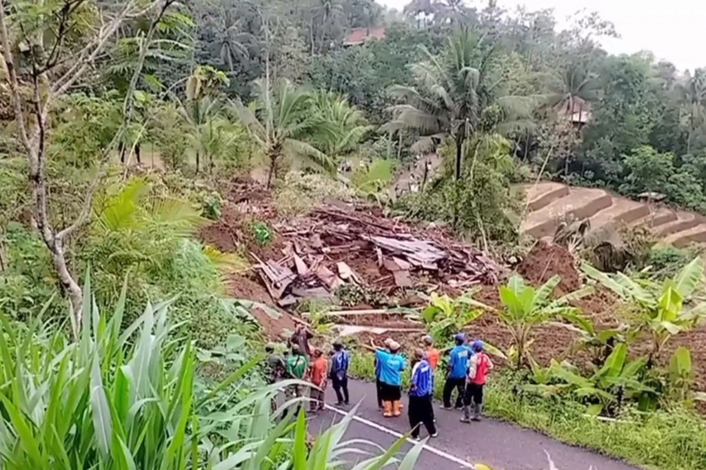 Selain itu, bencana longsor yang terjadi jiga membuat jalan utama kabupaten yang menghubungkan ke Kabupaten Kebumen juga terputus, termasuk jaringan listrik di lokasi kejadian. Tim gabungan juga masih menunggu alat berat yang dikirim oleh BPBD Kabupaten Banyumas untuk membersihkan material longsoran.