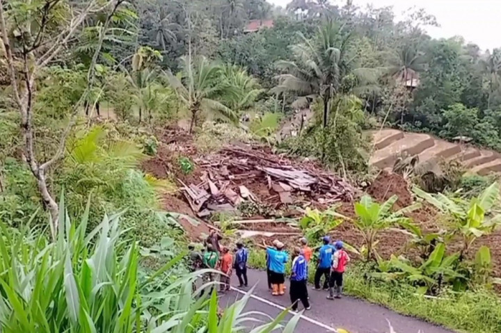 Selain itu, bencana longsor yang terjadi jiga membuat jalan utama kabupaten yang menghubungkan ke Kabupaten Kebumen juga terputus, termasuk jaringan listrik di lokasi kejadian. Tim gabungan juga masih menunggu alat berat yang dikirim oleh BPBD Kabupaten Banyumas untuk membersihkan material longsoran.