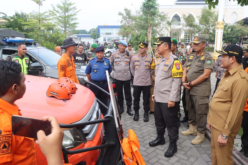 Apel dipimpin Wakil Bupati Sidoarjo Subandi diikuti sejumlah personel gabungan yang disiagakan untuk menghadapi bencana hidrometeorologi di wilayah Kabupaten Sidoarjo. Mereka terdiri dari Polri, TNI, Satpol PP, Dishub, Dinas Sosial, Dinas Kesehatan, BPBD, Basarnas, Damkar, relawan dan stake holder terkait lainnya.