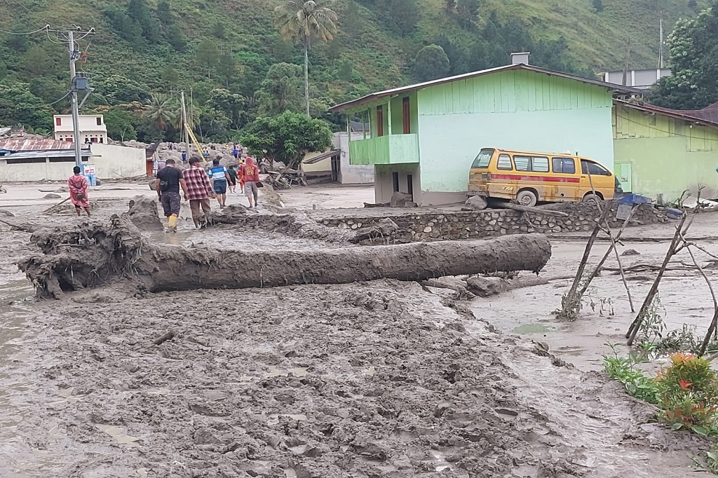 Cuaca yang ekstrem belakangan ini di Tano Batak diakuinya memang cukup mengkhawatirkan menimbulkan terjadinya longsor dan banjir. Sebelum terjadi Simangulampe, KSPPM melihat ada longsor dan banjir yang sama juga terjadi di Desa Kenegerian Sihotang Samosir dan desa-desa lainnya yang tidak separah di Simangulampe dan Kenegerian Sihotang.