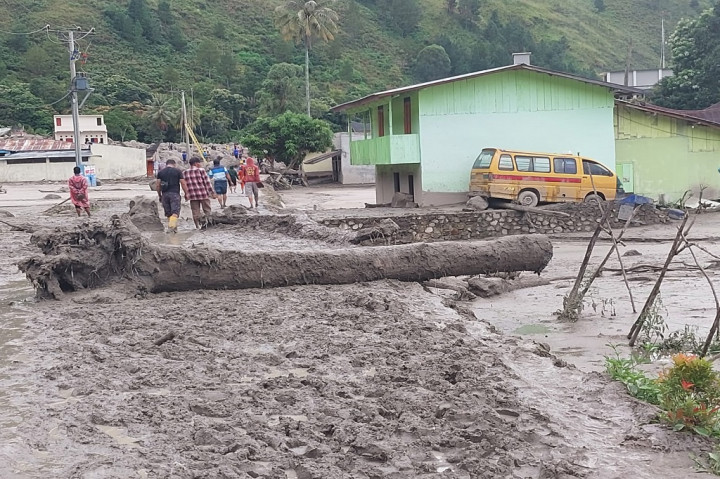 Cuaca yang ekstrem belakangan ini di Tano Batak diakuinya memang cukup mengkhawatirkan menimbulkan terjadinya longsor dan banjir. Sebelum terjadi Simangulampe, KSPPM melihat ada longsor dan banjir yang sama juga terjadi di Desa Kenegerian Sihotang Samosir dan desa-desa lainnya yang tidak separah di Simangulampe dan Kenegerian Sihotang.
