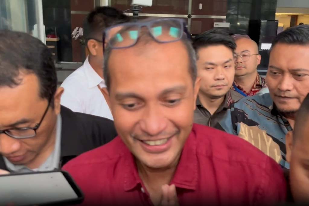 Eddy enggan memberikan sepatah kata pun soal status tersangka terhadapnya dalam kasus dugaan suap dan penerimaan gratifikasi. Dia juga menanggapi soal desakan mundur dari jabatan yang dicecarkan banyak pihak.