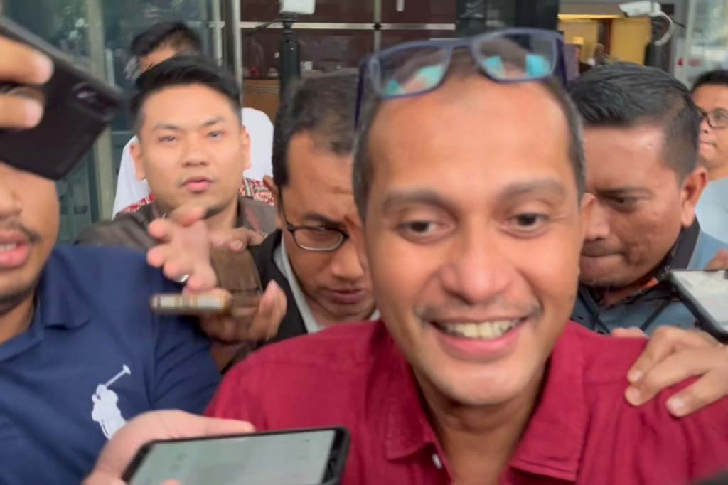 Eddy cuma menerobos kerumunan wartawan yang meminta tanggapan atas pemeriksaannya hari ini, maupun kasusnya. Wamenkumham bergegas masuk ke mobilnya meninggalkan Gedung Merah Putih KPK.